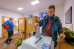 Lidé hlasují ve volební místnosti v prvním kole prezidentských voleb, 13. ledna 2023, Pec pod Sněžkou, Trutnovsko.