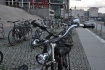 Kola zaparkovaná u stojanů v centru Berlína, 9. ledna 2023. V německé metropoli jsou ponechány svému osudu tisíce jízdních kol. Město proto zintenzivnilo snahu vraky zlikvidovat.