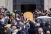 V Římě se 19. ledna 2023 konal pohřeb herečky Giny Lollobrigidy, která zemřela v pondělí ve věku 95 let. Na snímku je rakev vynášena z kostela na náměstí Piazza del Popolo. 