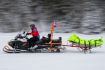 Člen horské služby odváží zraněného lyžaře - ilustrační foto.