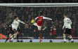 Utkání 21. kola anglické fotbalové ligy Arsenal - Manchester United, 22. ledna 2023. Eddie Nketiah (uprostřed) z Arsenalu střílí gól.
