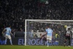 Utkání 19. kola italské fotbalové ligy Lazio Řím - AC Milán, 24. ledna 2023. Luis Alberto (vlevo) z Lazia střílí gól z penalty. 