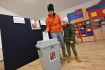 Lidé hlasují ve volební místnosti ve druhém kole prezidentských voleb, 27. ledna 2023, Praha - Pitkovice.