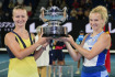 Tenistky Barbora Krejčíková (vpravo) a Kateřina Siniaková 29. ledna 2023 obhájily titul na Australian Open.