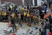 Policisté a vojáci na místě výbuchu u mešity ve městě Péšávar na severozápadě Pákistánu, 30. ledna 2023.