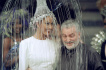 Módní návrhář španělského původu Paco Rabanne s modelkou, která předvádí jeho návrh v Paříži 29. července 1992.