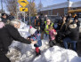 Děti evakuované z jeslí v kanadském městě Laval nedaleko Montrealu, do jejíž budovy narazil autobus městské hromadné dopravy, 8. února 2023.
