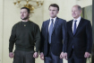 Zleva ukrajinský prezident Volodymyr Zelenskyj, jeho francouzský protějšek Emmanuel Macron a německý kancléř Olaf Scholz u Elysejského paláce v Paříži, 8. února 2023.