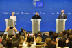 Zleva šéfka Evropské komise Ursula von der Leyenová, ukrajinský prezident Volodymyr Zelenskyj a předseda Evropské rady Charles Michel na tiskové konferenci na summitu EU v Bruselu, 9. února 2023.
