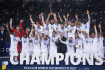 Fotbalisté Realu Madrid s pohárem a zlatými medailemi po vítězství na MS klubů v marockém Rabatu 11. února 2023.
