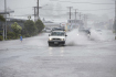 Auta projíždějí zaplavenými silnicemi ve městě Whangarei na severu Nového Zélandu 12. února 2023 před příchodem bouře Gabrielle.