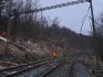 Provoz na dvojkolejné trati mezi Stráží nad Ohří a Perštejnem zastavil 17. února 2023 spadlý strom, který poškodil troleje.