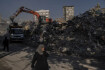 Odklízení trosek budovy v tureckém městě Kahramanmaras, která se zřítila při zemětřesení, 17. února 2023.