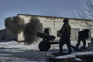 Ukrajinští vojáci střílí z italské houfnice Mod 56 v obci Avdijivka, 19. února 2023.