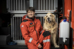Kynolog libereckých hasičů a člen USAR týmu Pavel Viták se psem Harry po návratu ze zemětřesením zasaženého Turecka, 20. února 2023 v Liberci.