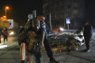 Voják nese muže poté, co byl zraněn při posledním zemětřesení v Hatay v Turecku 20. února 2023.
