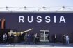 Ruští prodejci stojí u stanu ruských výrobců zbraní na Mezinárodní obranné výstavě a konferenci ve Spojených arabských emirátech 20. února 2023.