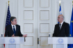 Řecký ministr zahraničí Nikos Dendias (vpravo) a jeho americký protějšek Antony Blinken na tiskové koferenci v Aténách, 21. února 2023.