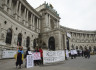 Ve Vídni začalo dvoudenní zimní zasedání Parlamentního shromáždění Organizace pro bezpečnost a spolupráci v Evropě (OBSE), 23. února 2023. Na snímku demonstranti před Hofburgským palácem protestují proti účasti Ruska na zasedání. 
