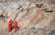 Na této fotografii zveřejněné čínskou tiskovou agenturou záchranáři pracují na místě zříceného povrchového uhelného dolu v severočínské autonomní oblasti Vnitřní Mongolsko 24. února 2023.