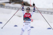 Norský lyžař Jarl Magnus Riiber oslavuje vítězství v závodě mistrovství světa v severské kombinaci v Planici ve Slovinsku 25. února 2023.