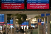 Informace o stávce na odletové tabuli na letišti v německém Düsseldorfu, 27. února 2023.