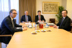Zleva prezident Srbska Aleksandar Vučić, vysoký představitel Unie pro zahraniční věci a bezpečnostní politiku Josep Borrell a předseda vlády Kosova Albin Kurti (vpravo) v Bruselu 27. února 2023.