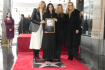 Odhalení hvězdy pro Courteney Coxovou na Hollywoodském chodníku slávy v los Angeles, 27. února 2023. Zleva Laura Dernová, Coxová, Jennifer Anistonová a Lisa Kudrowová.