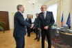 Ilustrační foto - Předseda vlády Petr Fiala (vlevo) navštívil v rámci bilančních návštěv ministra pro evropské záležitosti Mikuláše Beka (vpravo), 28. února 2023, Praha.
