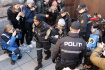 Norští policisté odnášejí švédskou ekologickou aktivistku Gretu Thunbergovou během protestu před budovou ministerstva financí v Oslu, 1. března 2023.