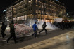 Protest v Aténách 2. března 2023 kvůli úternímu vlakovému neštěstí, které si podle zpráv místních médií vyžádalo nejméně 42 obětí. Protestující kritizují řeckou vládu za špatný stav železniční infrastruktury, který podle nich k nehodě přispěl.