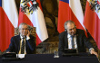 Prezident Miloš Zeman a rakouský prezident Alexander Van der Bellen (vlevo) vystoupili na tiskové konferenci, 2. března 2023, Praha.