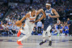 Utkání basketbalové NBA Dallas - Phoenix, 5. března 2023. Zleva Kevin Durant z Phoenixu a Justin Holiday z Dallasu.