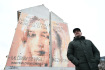 Nástěnná malba streetartového umělce Davida Strauzze byla odhalena 7. března 2023 v Praze během tiskové konference nábytkářské společnosti IKEA a organizace NeNa k novele zákona na pomoc obětem domácího násilí. David Strauzz u svého díla.