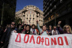 Lidé v Aténách demonstrují za bezpečnou dopravu, 8. března 2023.
