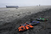 Záchranné vesty a převržená loď na pláži Blacks Beach v americkém San Diegu, 12. března 2023.