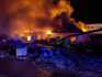 Hasiči zasahují u požáru haly na zpracování dřeva, 13. března 2023, Čelákovice.