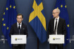 Švédský premiér Ulf Kristersson (vlevo) a státní tajemník švédské vlády Oscar Stenström na tiskové konferenci ve Stockholmu, 14. března 2023. 