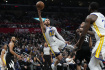 Utkání basketbalové NBA Los Angeles Clippers - Golden State, 16. března 2023. Hostující Stephen Curry střílí na koš domácího celku.