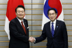 Jihokorejský prezident Jun Sok-jol (vlevo) a japonský premiér Fumio Kišida po schůzce v Tokiu 16. března 2023.