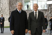 Premiér Izraele Benjamin Netanjahu (vlevo) a německý kancléř Olaf Scholz pózují novinářům po schůzce v Berlíně 16. března 2023.