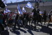 Izraelská policie rozhání demonstranty blokující dálnici v Te Avivu během protestu proti plánům vlády premiéra Benjamina Netanjahua reformovat soudní systém, 16. března 2023.