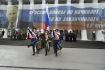 Ilustrační foto - Výročí anexe Krymu. Na snímku mladí s nápisem \"Rusko války nezačíná, ale ukončuje\" v Jaltě 17. března 2023.