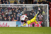 Fotbalista domácího Southamptonu James Ward-Prowse dává gól z penalty do sítě Tottenhamu v utkání anglické ligy 18. března 2023.