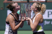 Český tenisový pár  Barbora Krejčíková (vlevo) a Kateřina Siniaková s trofejí po vítězství na turnaji v Indian Wells 18. března 2023.