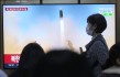 Ilustrační foto - Televizní obrazovka ukazuje snímek odpálení severokorejské rakety během zpravodajského pořadu na vlakovém nádraží v Soulu v Jižní Koreji v neděli 19. března 2023.