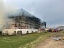 Hasiči zasahují u požáru velkokapacitního seníku, 19. března 2023, Bubovice, Příbramsko.