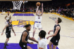 Utkání basketbalové NBA Los Angeles Lakers - Orlando, 19. března 2023. Austin Reavesmz LA Lakers střílí na koš Orlanda. 