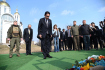Japonský premiér Fumio Kišida se v ukrajinském městě Buča poklonil civilním obětem ruské invaze, 21. března 2023.
