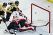 Utkání NHL Boston - Ottawa, 21. března 2023. David Krejčí (uprostřed) z Boston Bruins střílí gól, vpravo brankář Mads Sogaard z Ottawy Senators. 